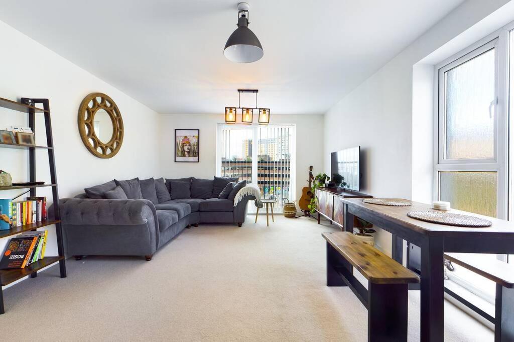 Chic City Centre Apartment With Allocated Parking สวอนซี ภายนอก รูปภาพ